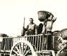 Vendimia. Hombres transportando la uva (ca. 1930)