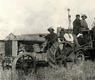 Agricultores en el campo junto a la segadora